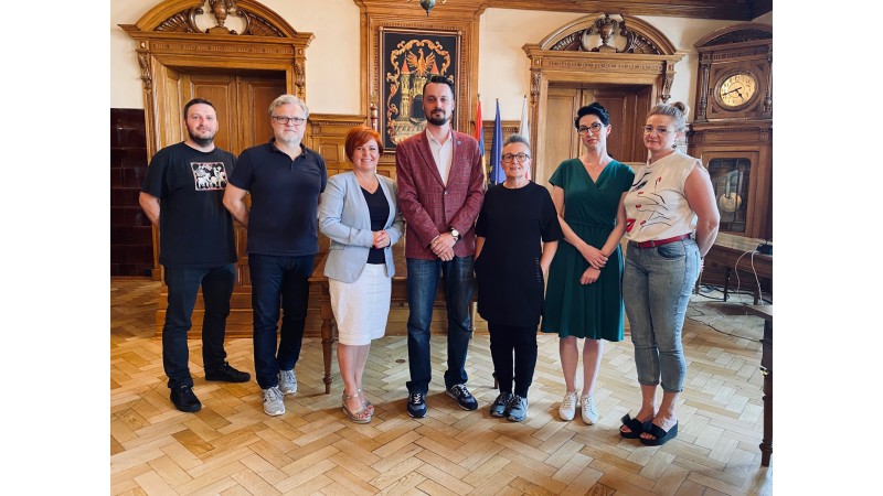 Przedstawiciele organizacji pozarządowych, którzy wejdą w skład Gminnej Rady Działalności Pożytku Publicznego w Cieszynie, fot. BSK